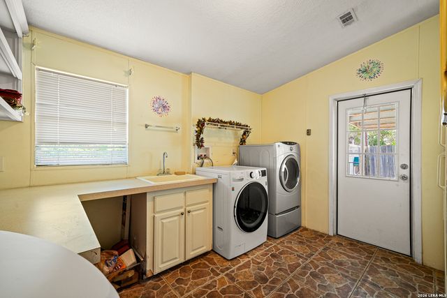 1427 Elmhurst Dr., Lakehills, TX 78063