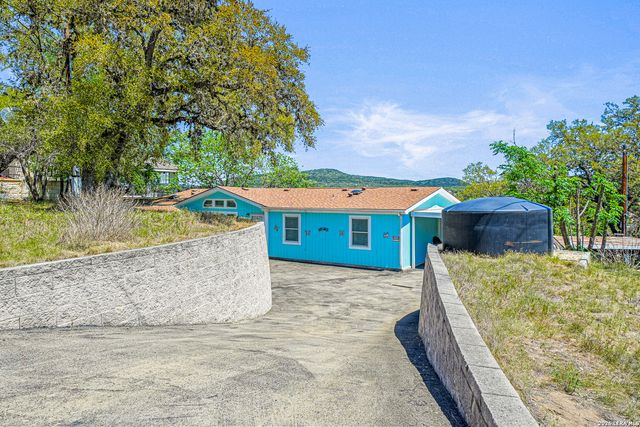 1427 Elmhurst Dr., Lakehills, TX 78063