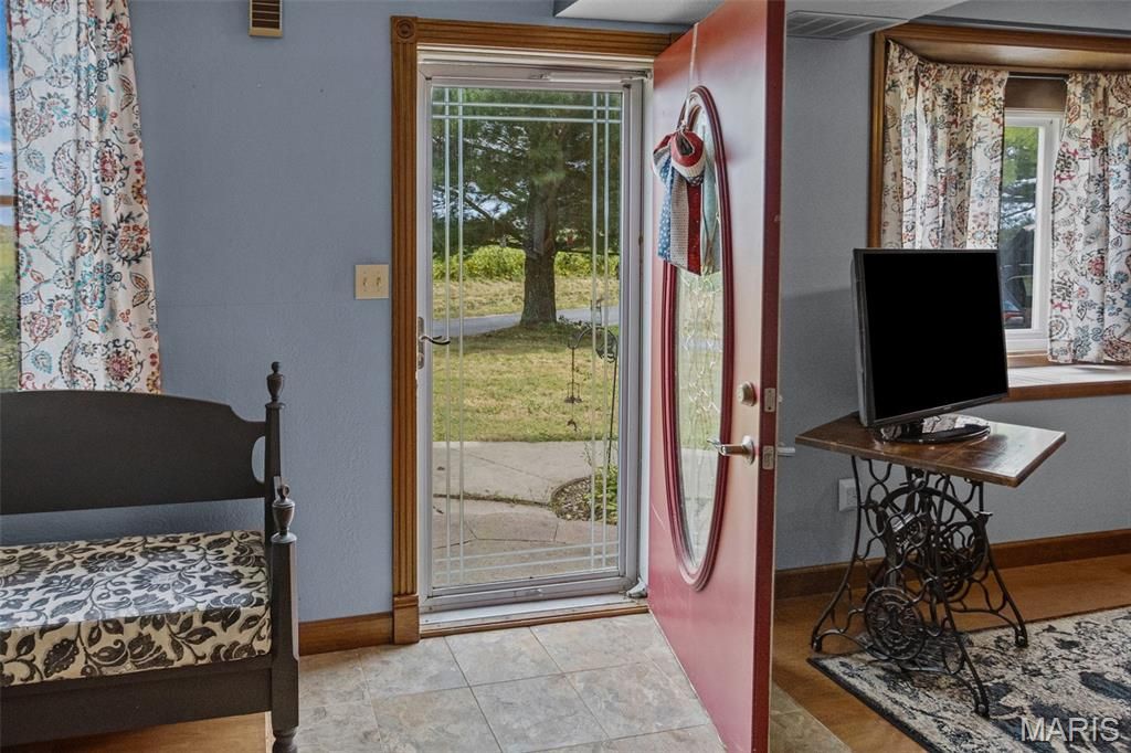 Image 11 of property listing at 25833 Joe Knight Road, Dow, IL 62022