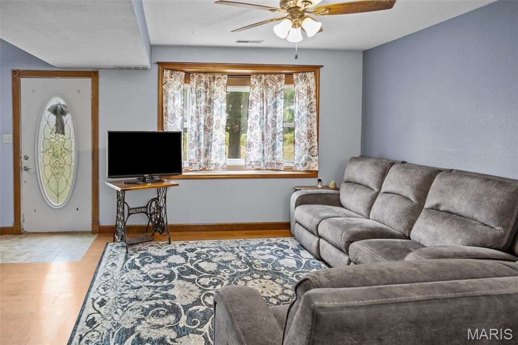 Image 13 of property listing at 25833 Joe Knight Road, Dow, IL 62022