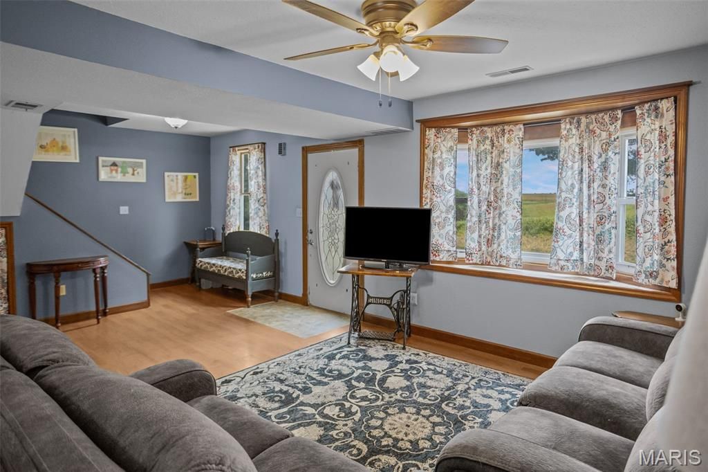 Image 14 of property listing at 25833 Joe Knight Road, Dow, IL 62022