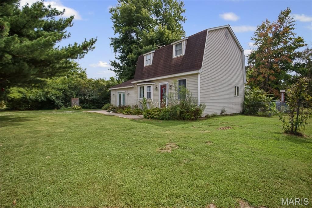 Image 3 of property listing at 25833 Joe Knight Road, Dow, IL 62022