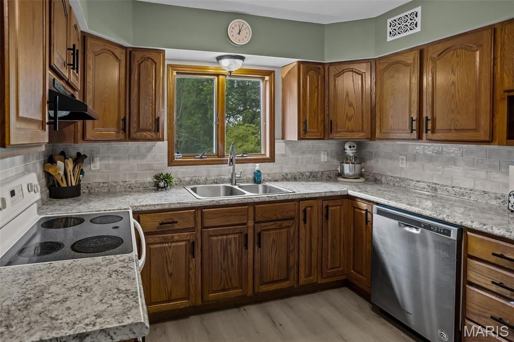 Image 21 of property listing at 25833 Joe Knight Road, Dow, IL 62022