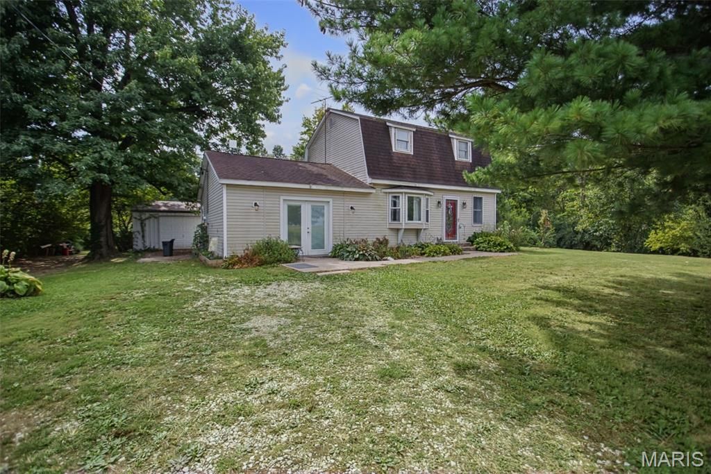 Image 4 of property listing at 25833 Joe Knight Road, Dow, IL 62022