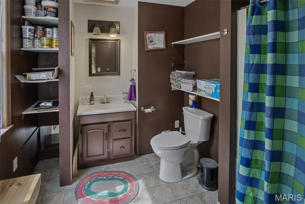 Image 33 of property listing at 25833 Joe Knight Road, Dow, IL 62022