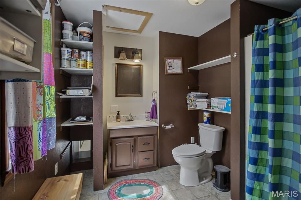 Image 36 of property listing at 25833 Joe Knight Road, Dow, IL 62022
