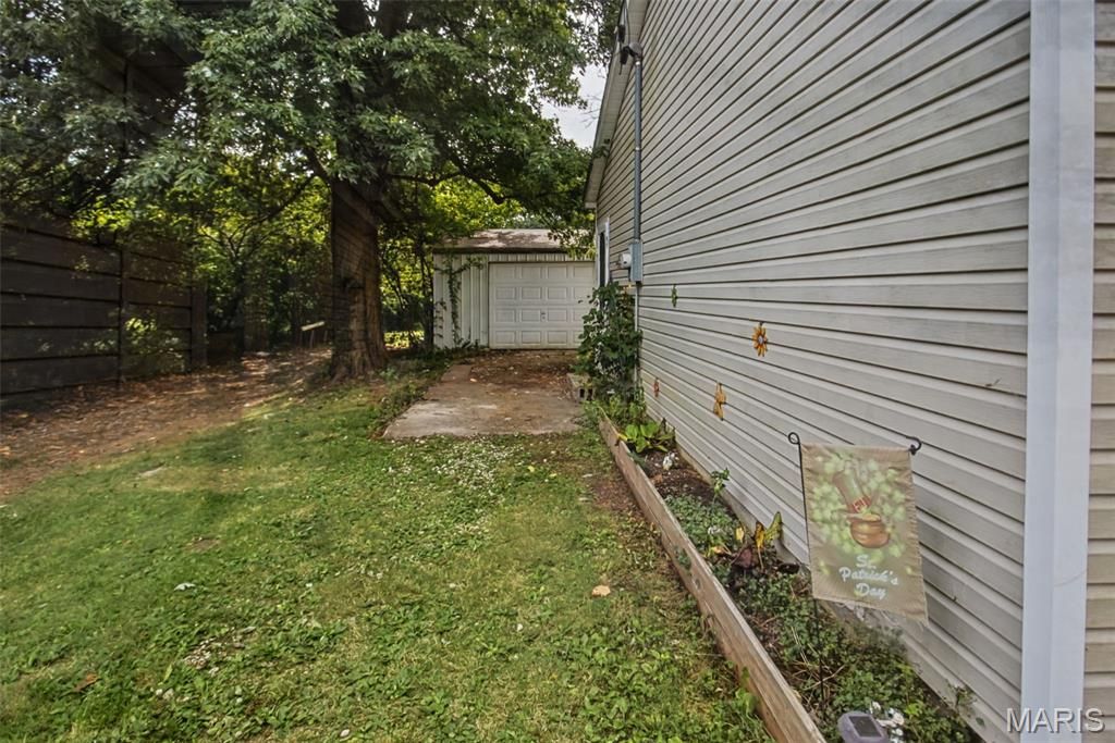 Image 5 of property listing at 25833 Joe Knight Road, Dow, IL 62022
