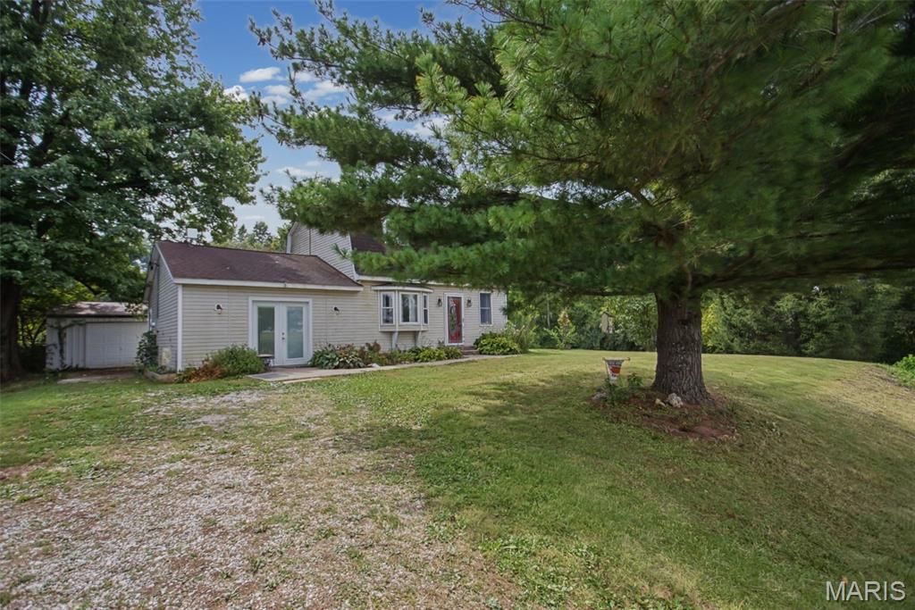 Image 6 of property listing at 25833 Joe Knight Road, Dow, IL 62022
