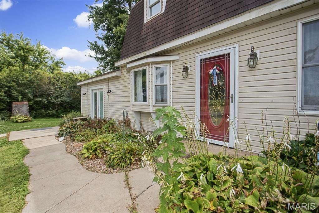 Image 8 of property listing at 25833 Joe Knight Road, Dow, IL 62022
