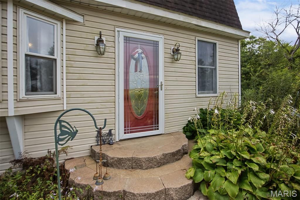 Image 9 of property listing at 25833 Joe Knight Road, Dow, IL 62022