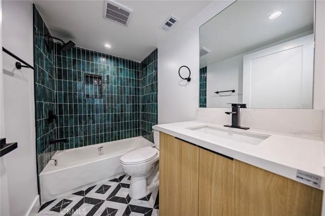 1261 Longwood Avenue 2, Los Angeles, CA 90019
