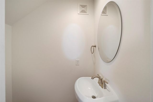 724 Link Road, Houston, TX 77009