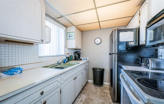 2001 GREENBRIAR BOULEVARD 7, Clearwater, FL 33763