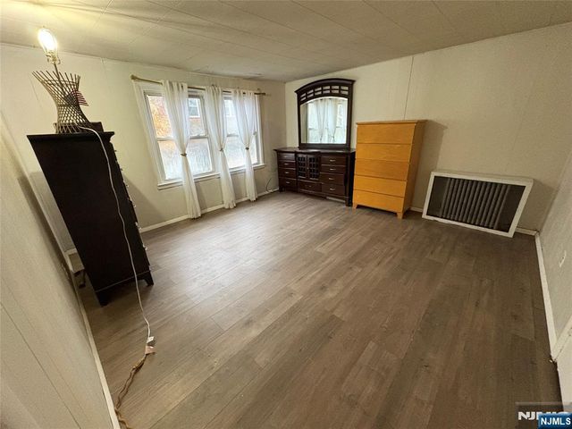40 Sylvan Avenue, Bergenfield, NJ 07621