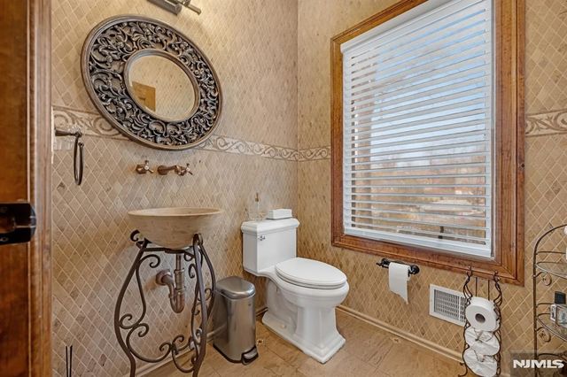 10 Fox Terrace, Cliffside Park, NJ 07010