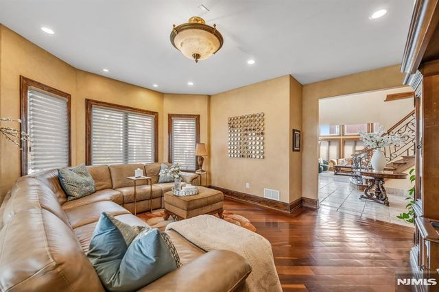 10 Fox Terrace, Cliffside Park, NJ 07010