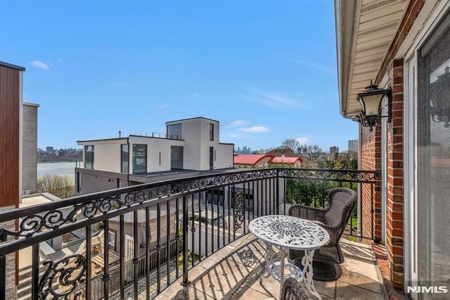 10 Fox Terrace, Cliffside Park, NJ 07010