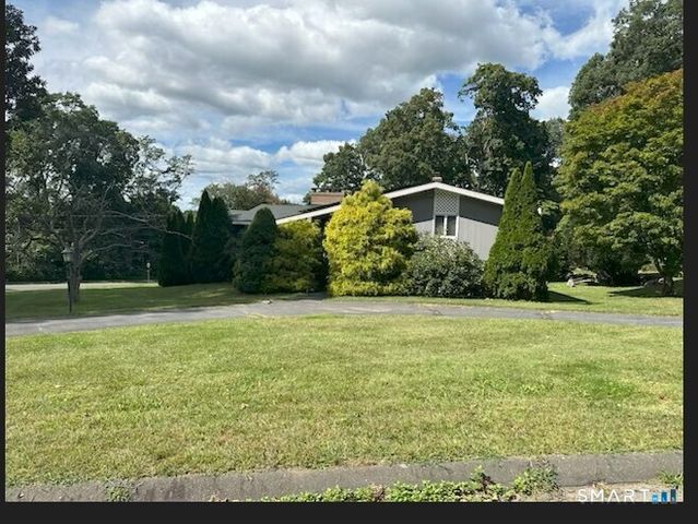 25 Oakridge Road, Trumbull, CT 06611