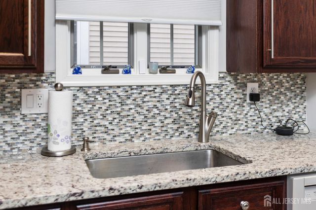 7 Severn Way, Monroe, NJ 08831