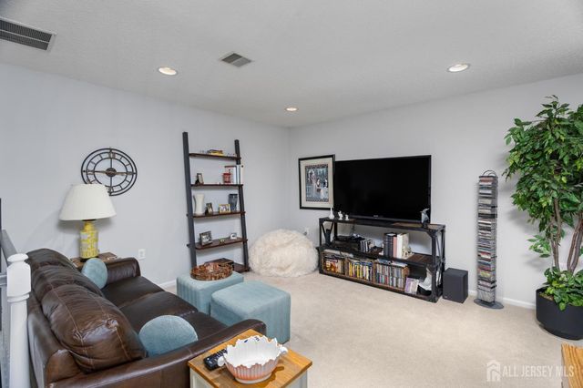 7 Severn Way, Monroe, NJ 08831