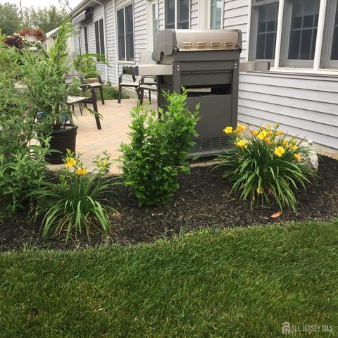 7 Severn Way, Monroe, NJ 08831