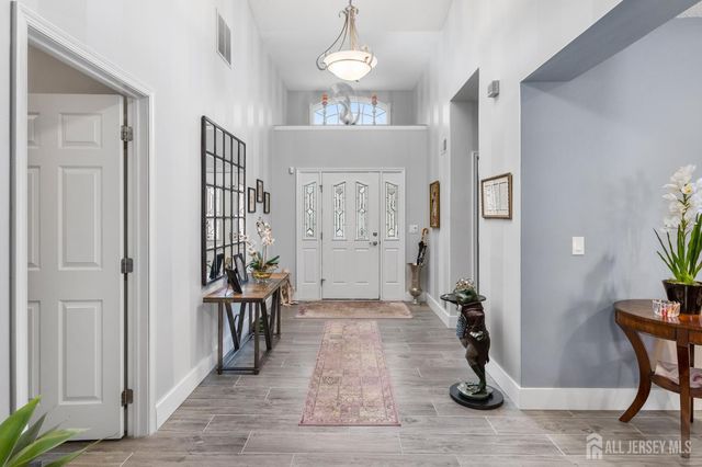 7 Severn Way, Monroe, NJ 08831