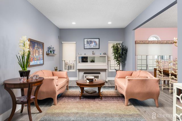 7 Severn Way, Monroe, NJ 08831