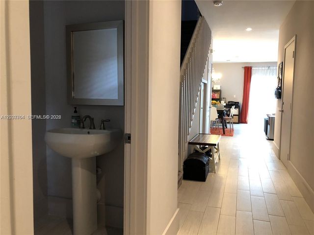 33 SE 3rd Avenue, Hallandale Beach, FL 33009