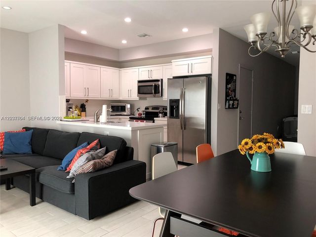 33 SE 3rd Avenue, Hallandale Beach, FL 33009