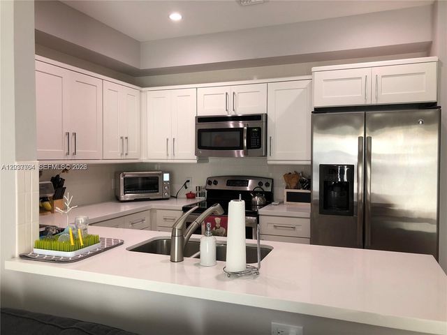 33 SE 3rd Avenue, Hallandale Beach, FL 33009