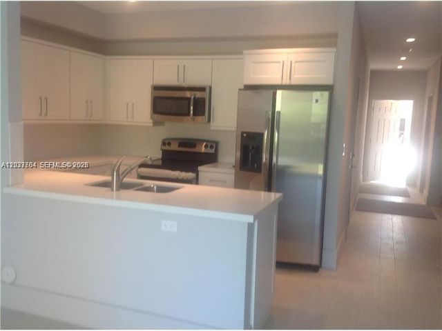 33 SE 3rd Avenue, Hallandale Beach, FL 33009