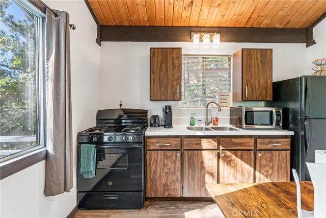 329 Vista Lane, Sugarloaf, CA 92386