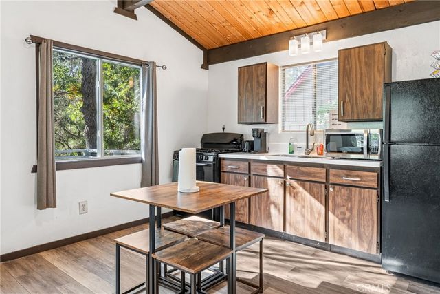 329 Vista Lane, Sugarloaf, CA 92386
