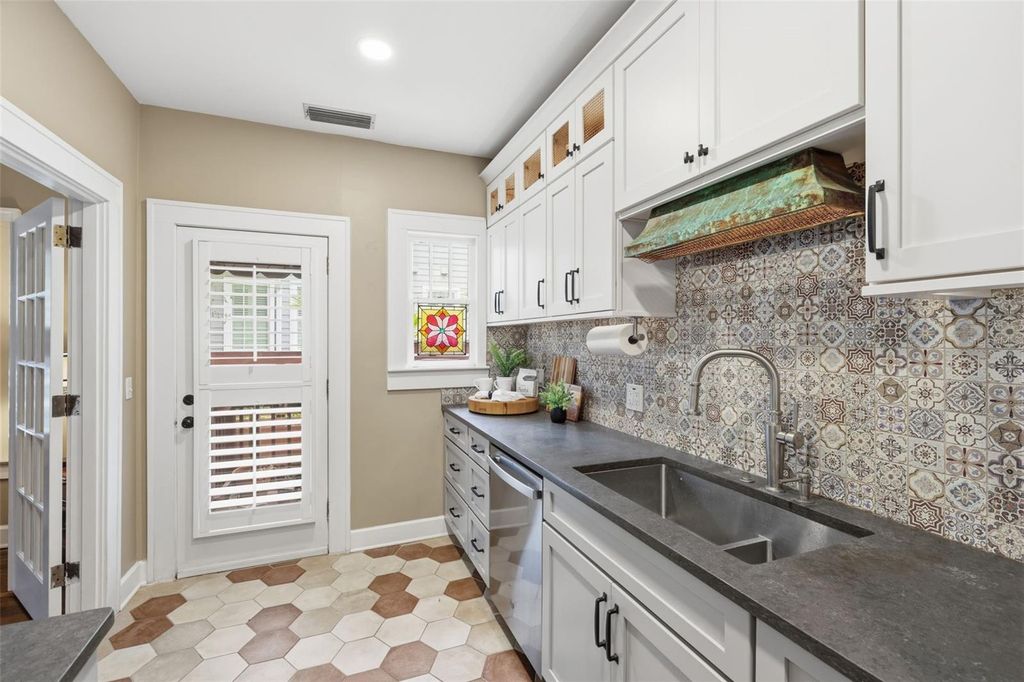 Image 22 of property listing at 912 S FREMONT AVENUE, Tampa, FL 33606