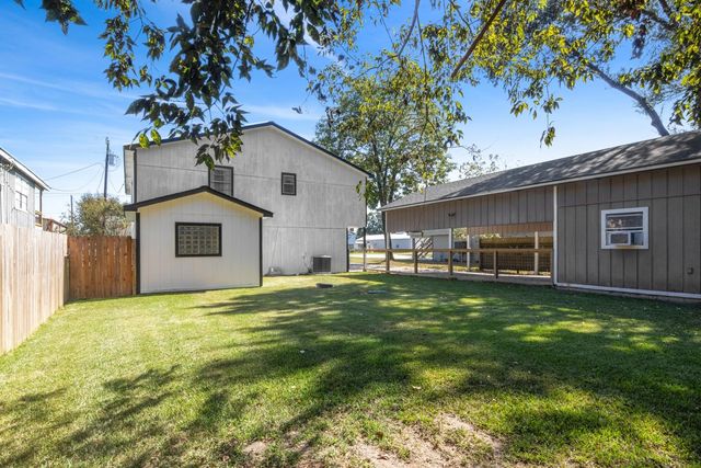 342 Governor Hogg Drive, Point Blank, TX 77364