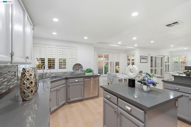 1137 Hidden Meadow Pl, Manteca, CA 95337