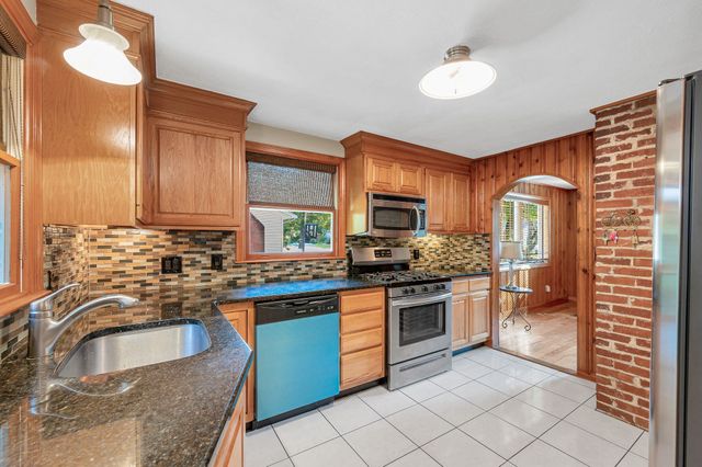 186 South Rd, Bedford, MA 01730