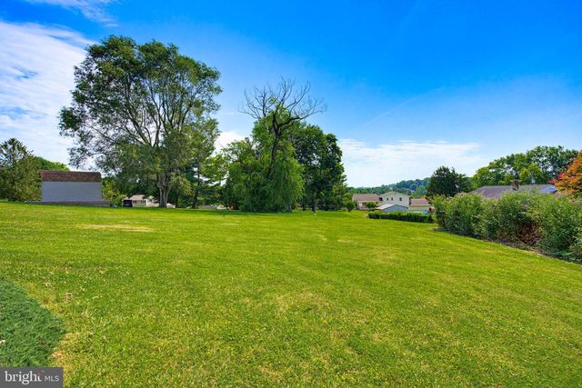 7 OLIVER DR, Quarryville, PA 17566