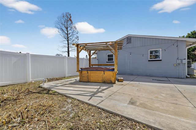 8050 CAROLYN STREET NE, St Petersburg, FL 33702