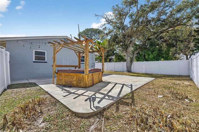 8050 CAROLYN STREET NE, St Petersburg, FL 33702