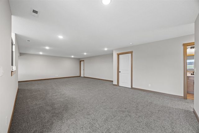 3660 Mclain Way, Hiawatha, IA 52233