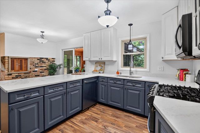 2658 Oak Crest Circle, Sun Prairie, WI 53590