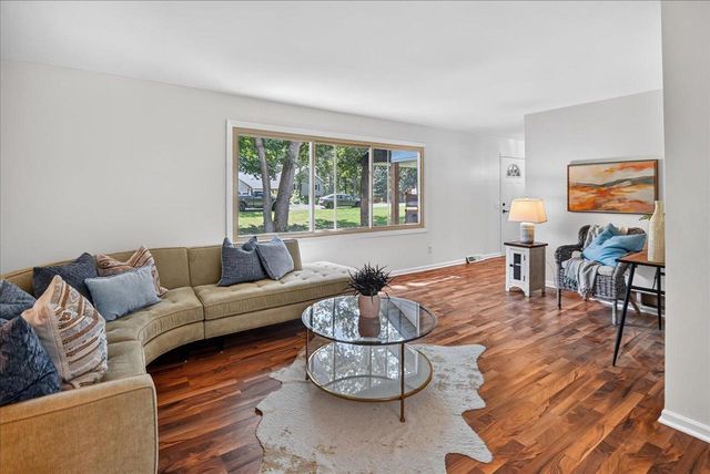 2658 Oak Crest Circle, Sun Prairie, WI 53590