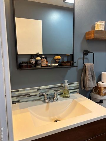 9428 Ute Pointe Drive, Clarkston, MI 48346