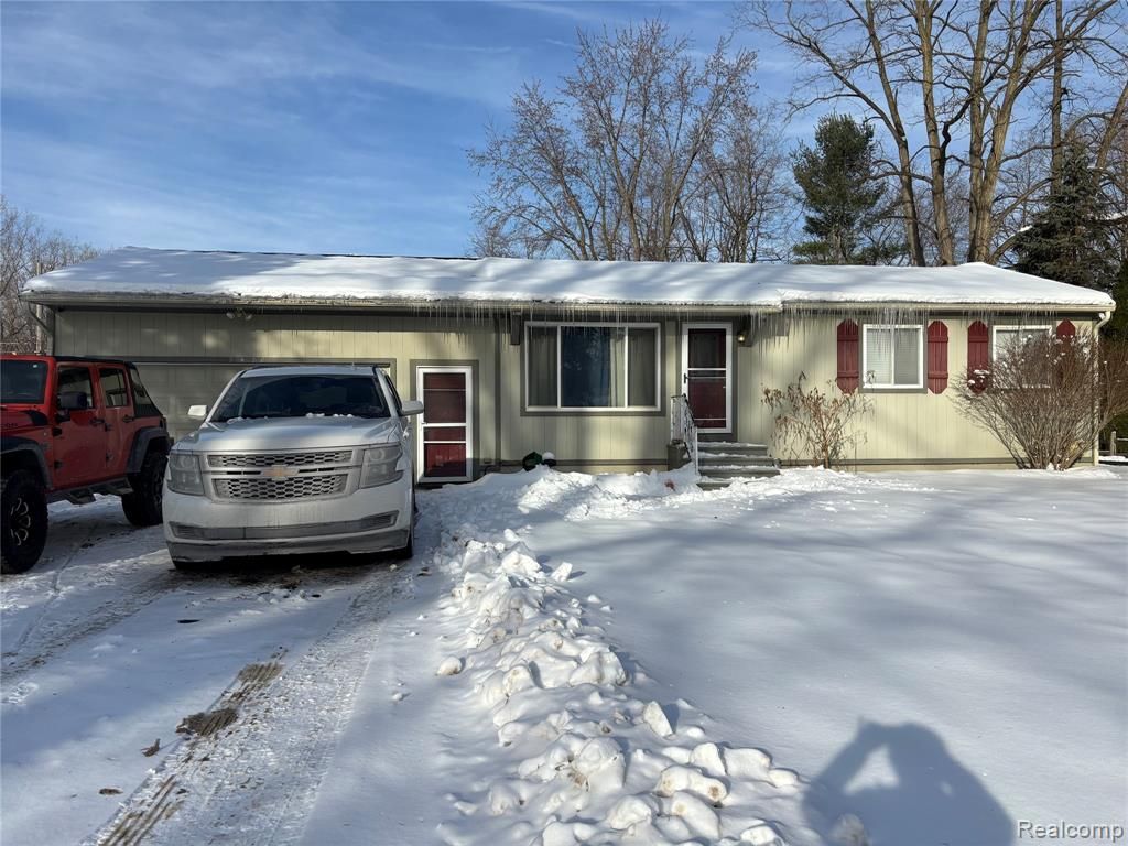 9428 Ute Pointe Drive, Clarkston, MI 48346