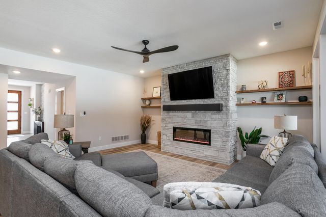 5013 WHISPER DR, Columbia, MO 65203