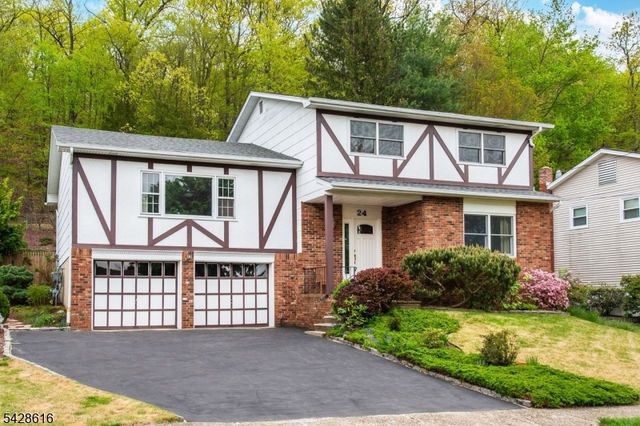 24 Molinari Dr, Wanaque Boro, NJ 07465
