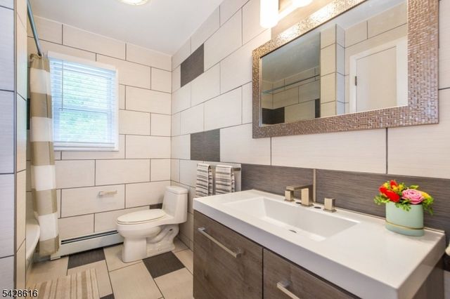 24 Molinari Dr, Wanaque Boro, NJ 07465
