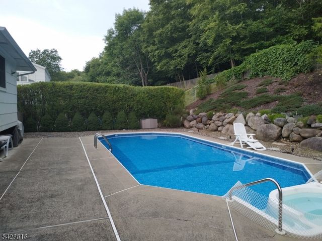 24 Molinari Dr, Wanaque Boro, NJ 07465