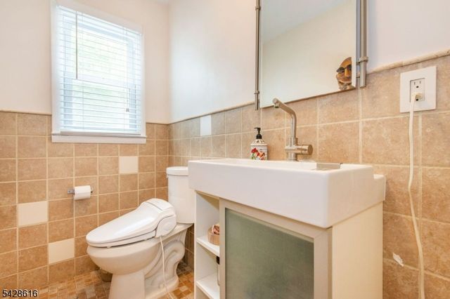 24 Molinari Dr, Wanaque Boro, NJ 07465